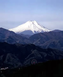 高尾山は「関東の富士見100 景」に指定されています。